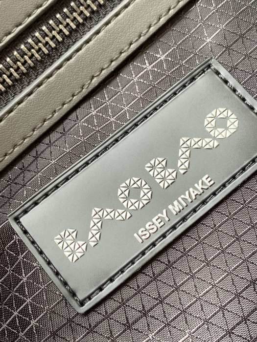 Issey Miyake BagTypeTote stylish geometric pattern Grey 01A