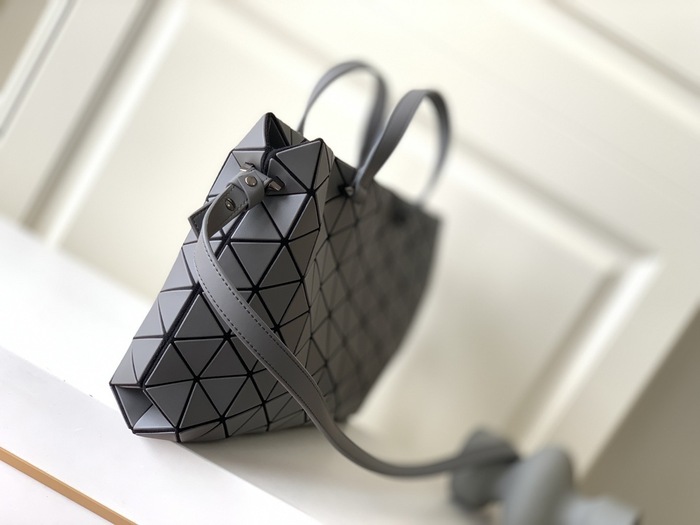 Issey Miyake BagTypeTote stylish geometric pattern Grey 01A