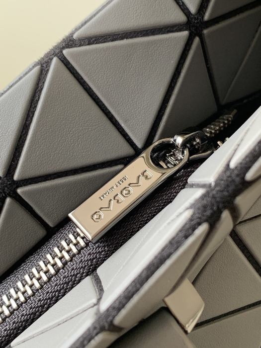 Issey Miyake BagTypeTote stylish geometric pattern Grey 01A