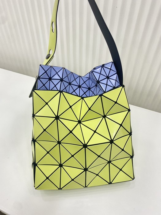 Issey Miyake BagTypeTote with geometric design elements Beige 01A