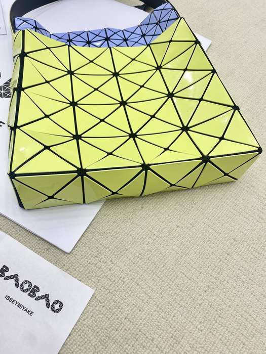 Issey Miyake BagTypeTote with geometric design elements Beige 01A