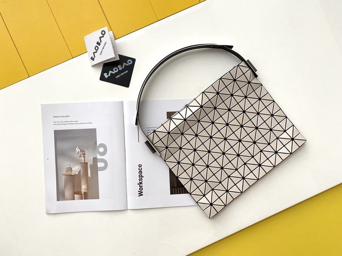 Issey Miyake BagTypeTote with geometric patterns Beige 01A