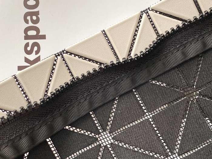 Issey Miyake BagTypeTote with geometric patterns Beige 01A