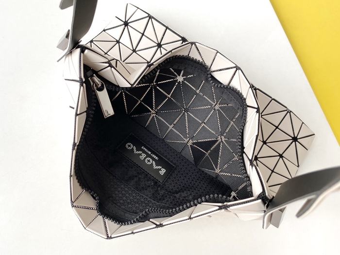 Issey Miyake BagTypeTote with geometric patterns Beige 01A