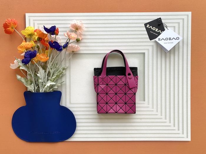 Issey Miyake BagTypeTote with unique geometric pattern traits Black 01A