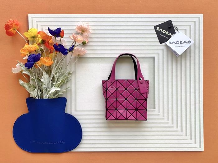 Issey Miyake BagTypeTote with unique geometric pattern traits Black 01A