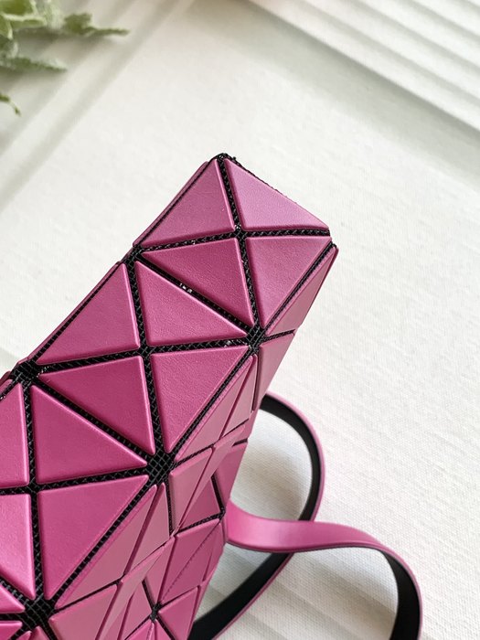 Issey Miyake BagTypeTote with unique geometric pattern traits Black 01A