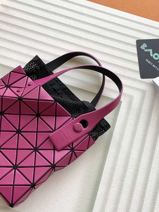 Issey Miyake BagTypeTote with unique geometric pattern traits Black 01A