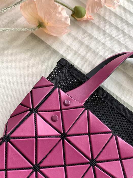 Issey Miyake BagTypeTote with unique geometric pattern traits Black 01A