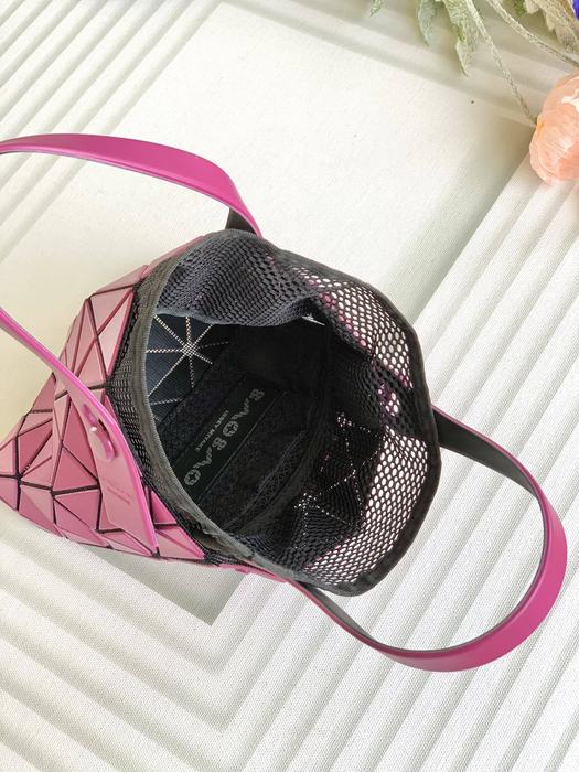 Issey Miyake BagTypeTote with unique geometric pattern traits Black 01A