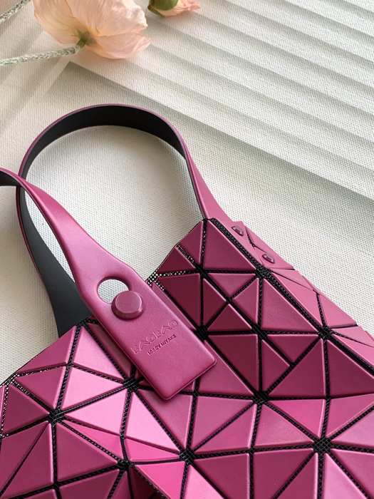 Issey Miyake BagTypeTote with unique geometric pattern traits Black 01A