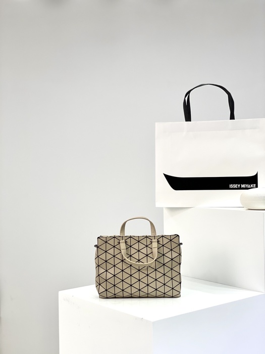 Issey Miyake Tote Bag with geometric design traits Beige 01A