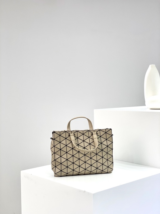 Issey Miyake Tote Bag with geometric design traits Beige 01A