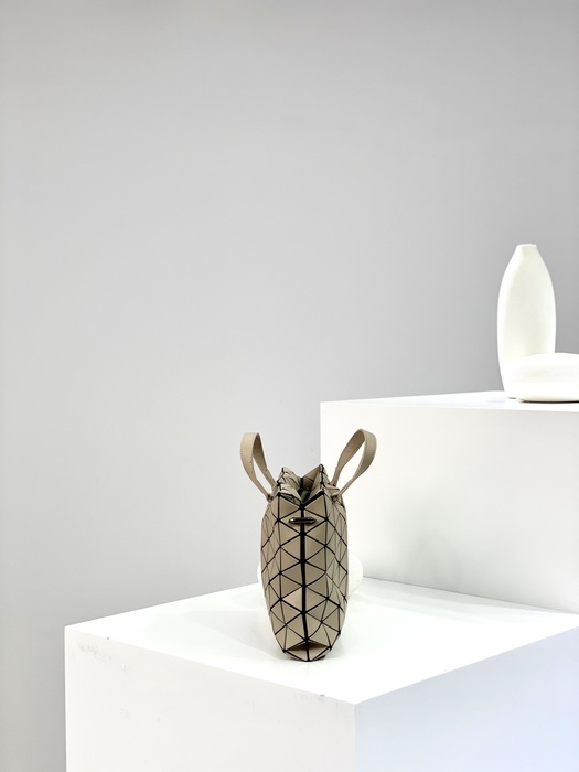 Issey Miyake Tote Bag with geometric design traits Beige 01A