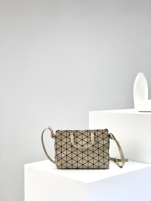 Issey Miyake Tote Bag with geometric design traits Beige 01A