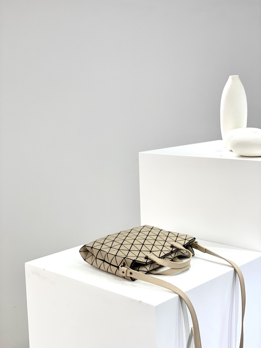 Issey Miyake Tote Bag with geometric design traits Beige 01A