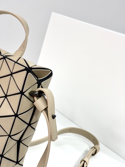 Issey Miyake Tote Bag with geometric design traits Beige 01A