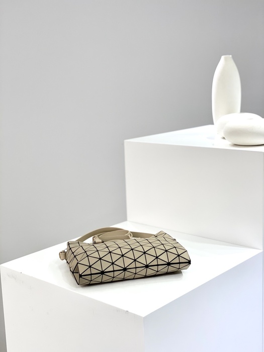 Issey Miyake Tote Bag with geometric design traits Beige 01A