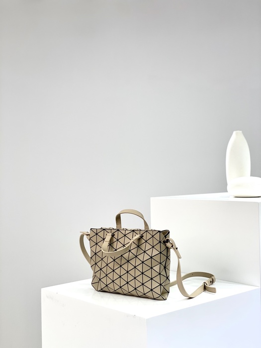 Issey Miyake Tote Bag with geometric design traits Beige 01A