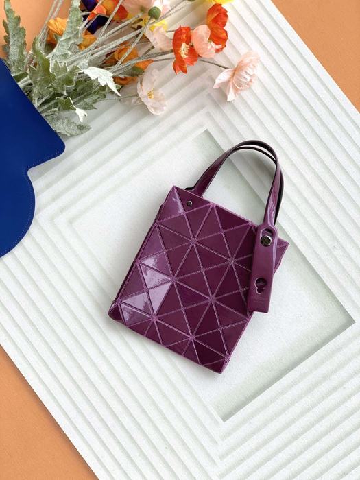 Issey Miyake Tote Bag with geometric features Burgundy 01A