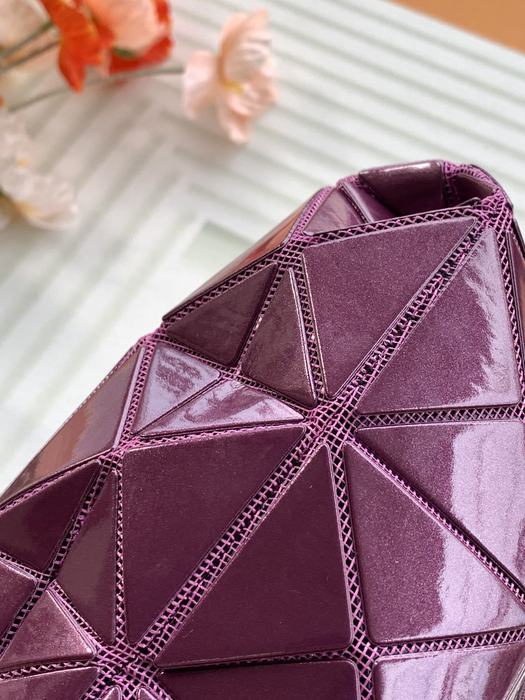 Issey Miyake Tote Bag with geometric features Burgundy 01A