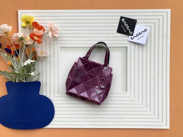 Issey Miyake Tote Bag with geometric features Burgundy 01A