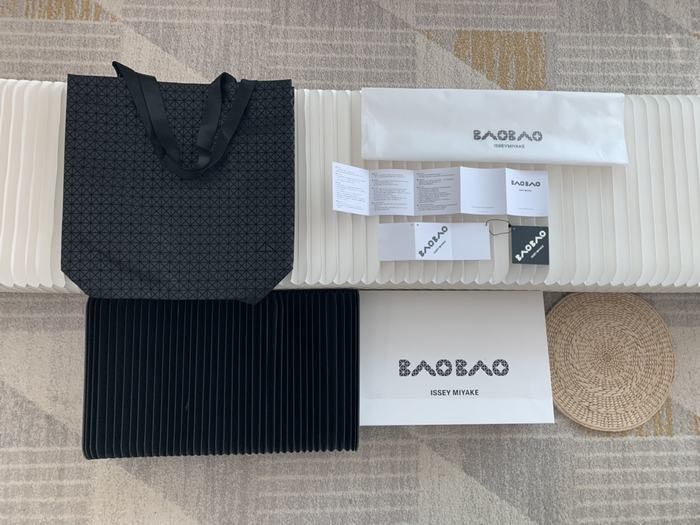 Issey Miyake Tote Bag with modern design and spacious interior Black 01A