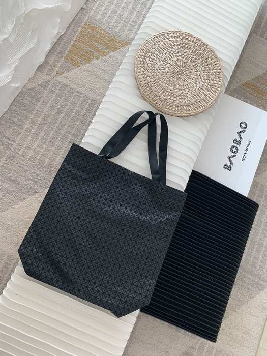 Issey Miyake Tote Bag with modern design and spacious interior Black 01A