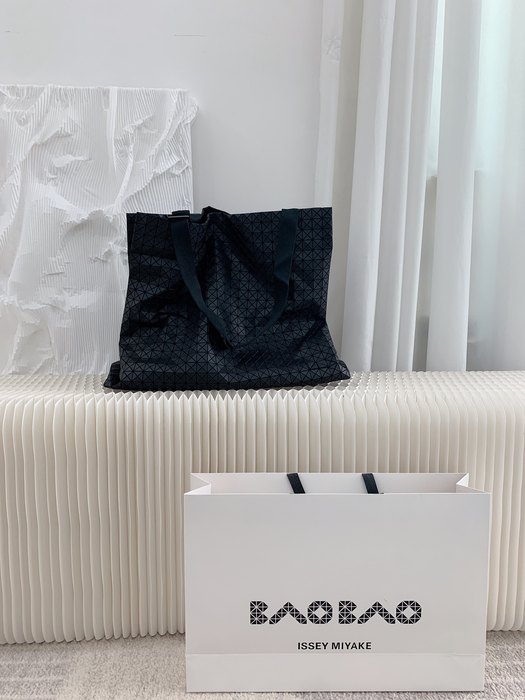 Issey Miyake Tote Bag with modern design and spacious interior Black 01A