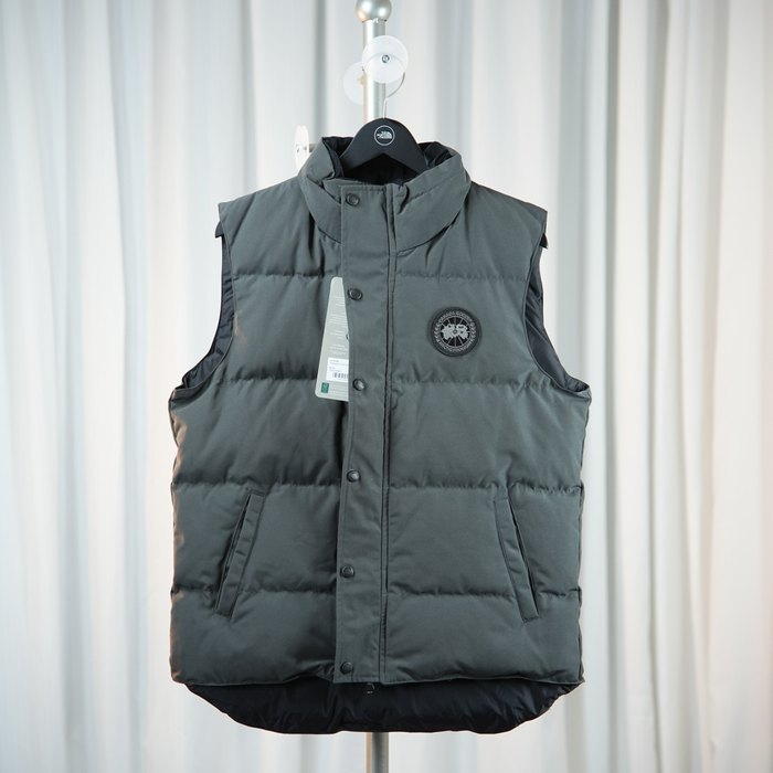 Yupoo Canada Goose puffer grey sleeveless vest Canada Goose down jacket puffer gray badge vest Grey