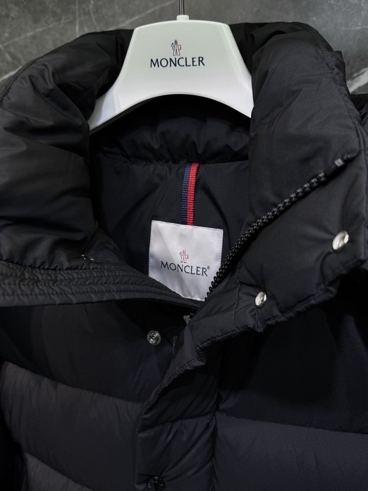 Clothing Moncler puffer jacket Black 019