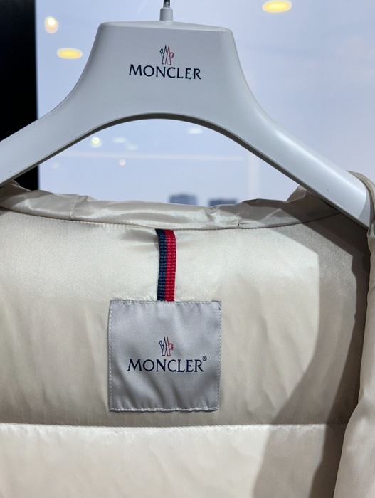 Clothing puffer jacket with fur hood Beige