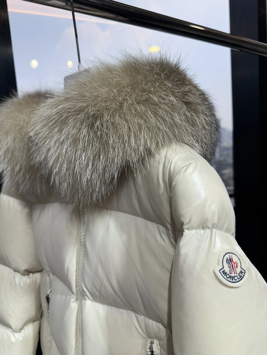 Clothing puffer jacket with fur hood Beige