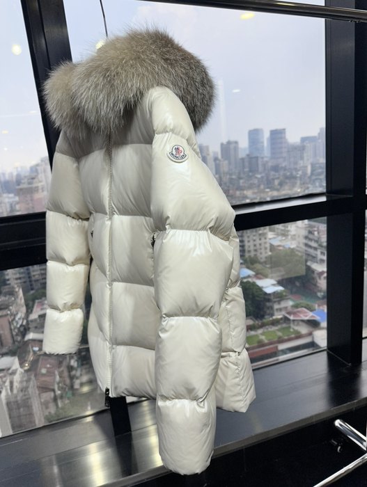 Clothing puffer jacket with fur hood Beige