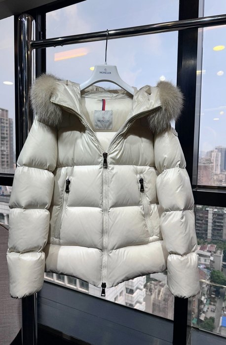 Clothing puffer jacket with fur hood Beige