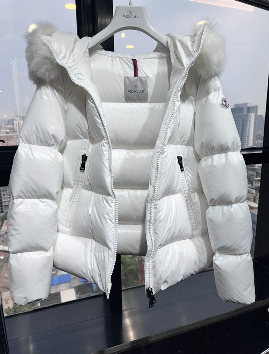 Clothing puffer jacket with fur hood White