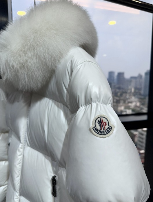 Clothing puffer jacket with fur hood White