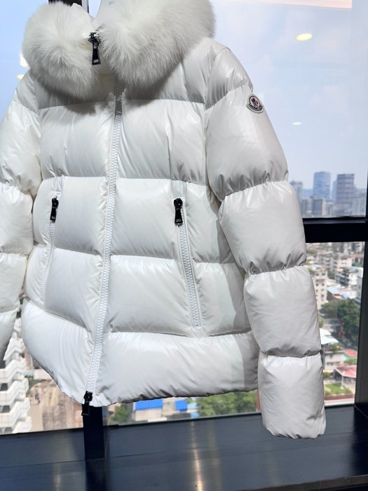 Clothing puffer jacket with fur hood White