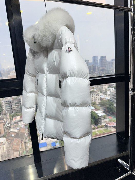 Clothing puffer jacket with fur hood White