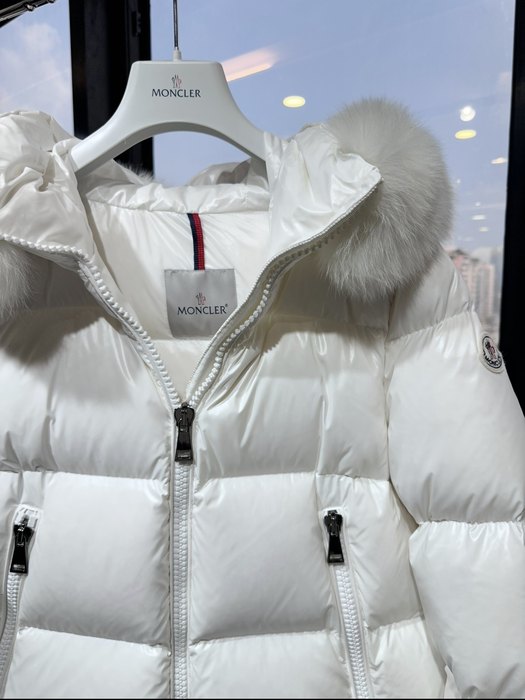 Clothing puffer jacket with fur hood White