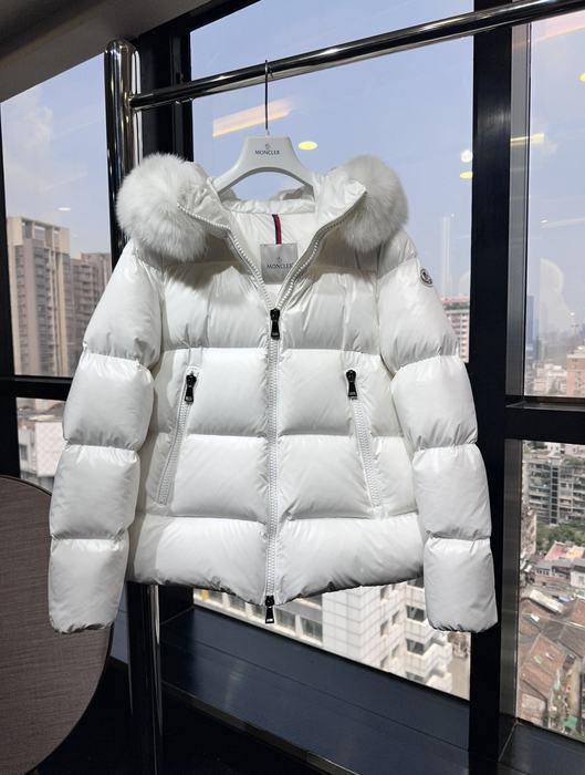Clothing puffer jacket with fur hood White
