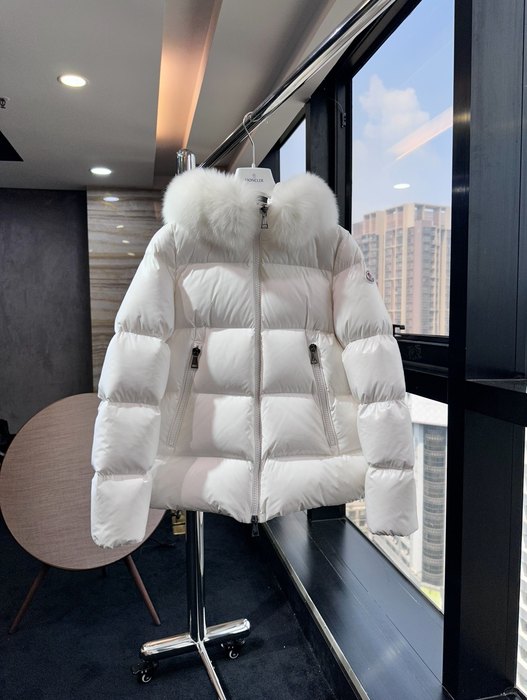 Clothing puffer jacket with fur hood White