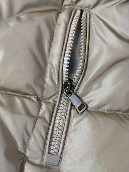 Clothing puffer jacket with fur shoulder patches Brown