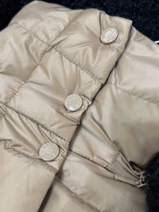 Clothing puffer jacket with fur shoulder patches Brown