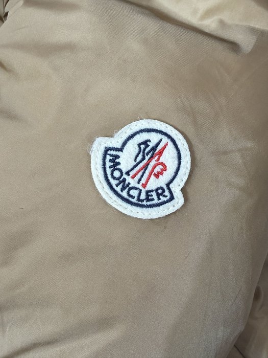 Clothing puffer jacket with fur shoulder patches Brown