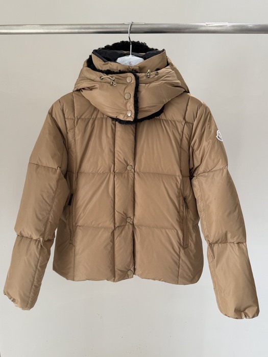 Clothing puffer jacket with fur shoulder patches Brown