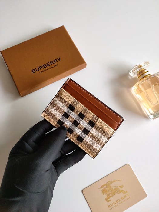 Card holder Burberry Tan Size 10.5x7.5cm