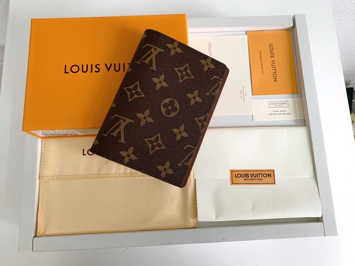 Card holder Louis Vuitton Brown Size 10x14cm