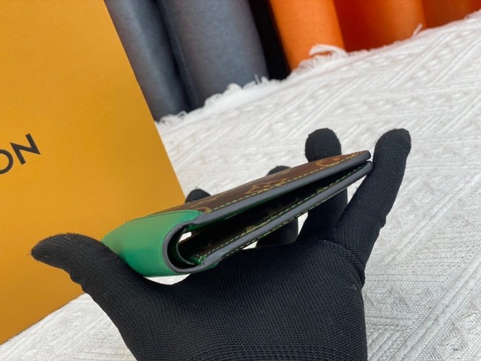 Card holder Louis Vuitton card holder Green Size 11.5x9cm