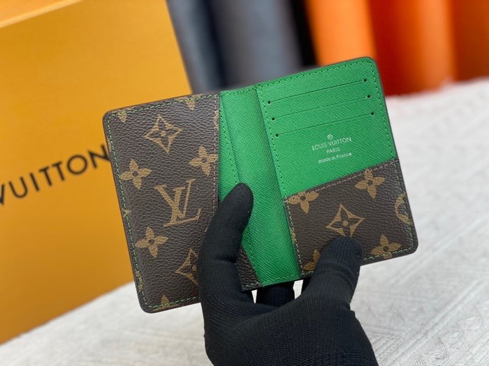 Card holder Louis Vuitton card holder Green Size 7.5x11x1cm